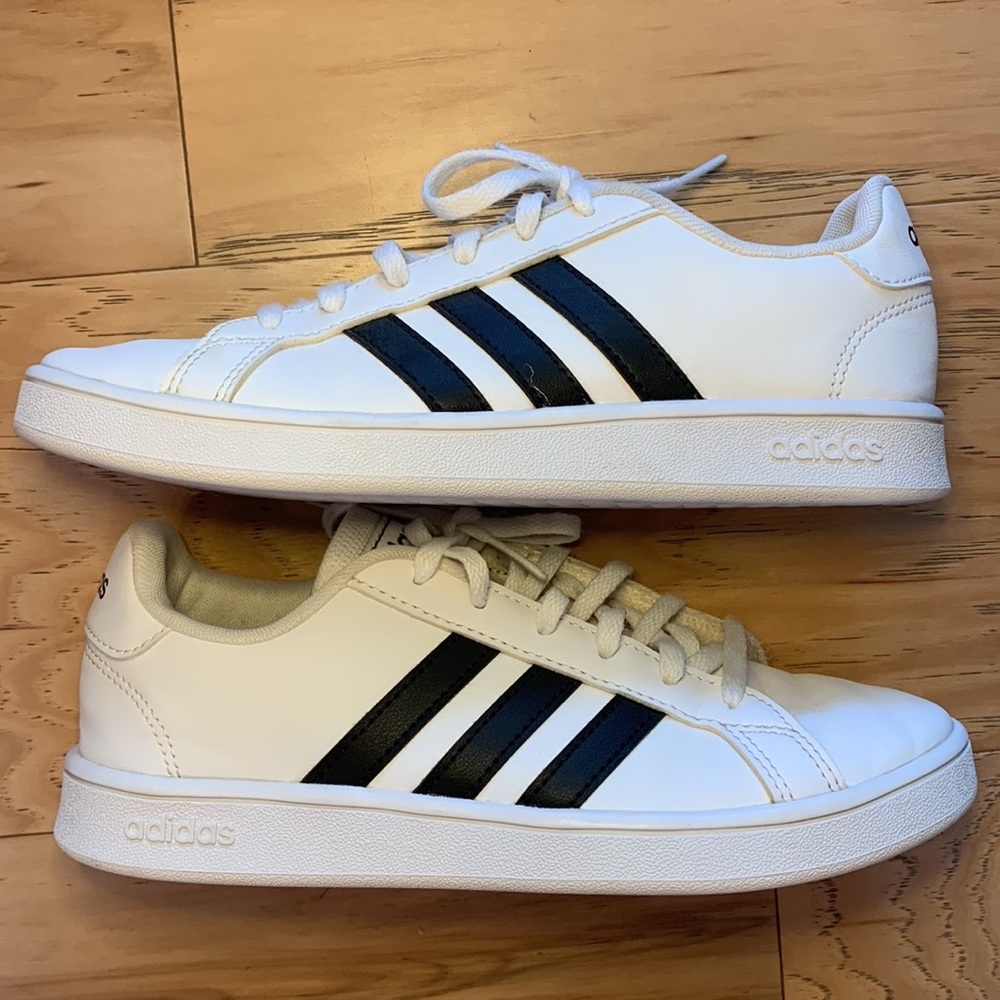 Adidas youth court size 3 1/2 - Picture 4 of 8